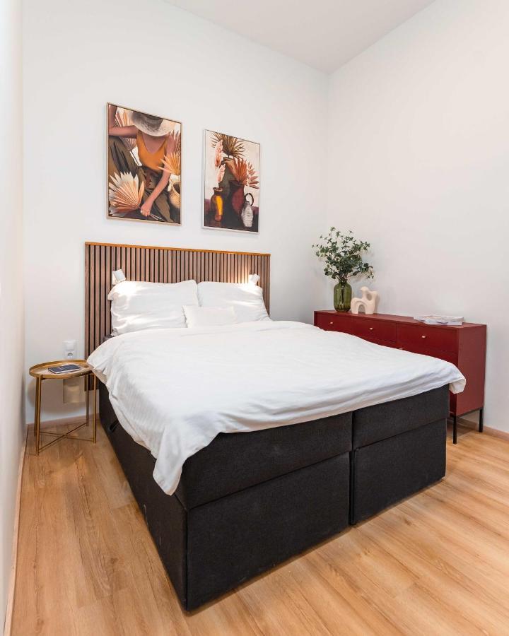 Modern Apartment French Balkony Budapest Exterior photo