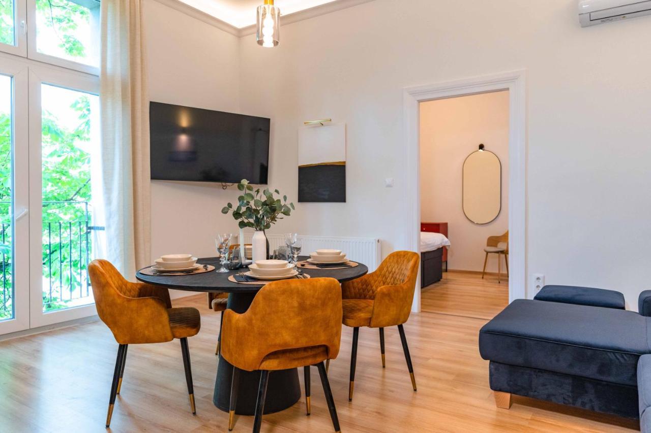 Modern Apartment French Balkony Budapest Exterior photo
